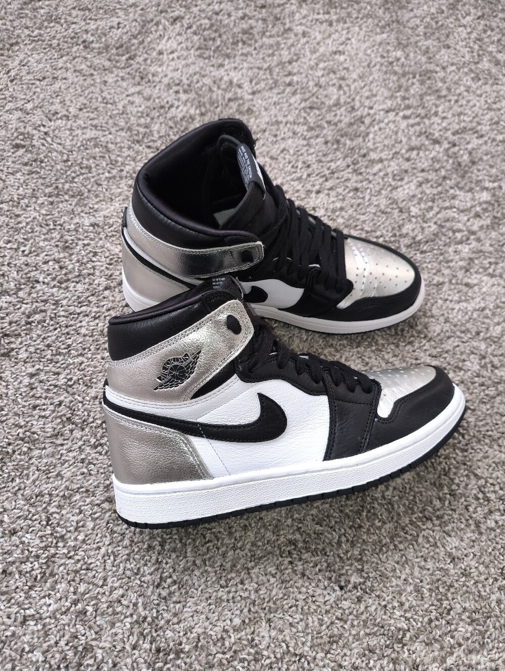 Wmns Air Jordan 1 Retro High "Silver Toe" Size 7.5W - 6M